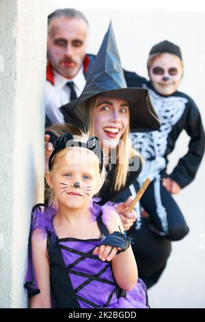 Sie kommen für Sie. Eine Familie, die sich für Halloween verkleidet hat. Stockfoto