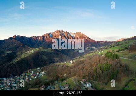 Atemberaubendes Panorama des Seriana-Tals und seiner Berge bei Sonnenaufgang Stockfoto