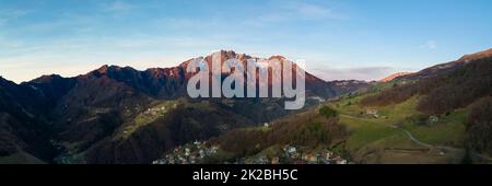 Atemberaubendes Landschaftsfoto des Seriana-Tals und seiner Berge bei Sonnenaufgang Stockfoto