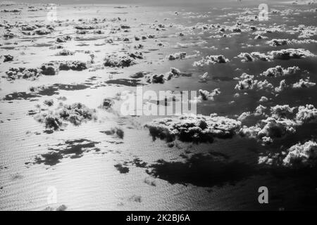 Wunderschöne Wolken über dem Atlantik. Künstlerisches Schwarzweiß-Bild. Stockfoto