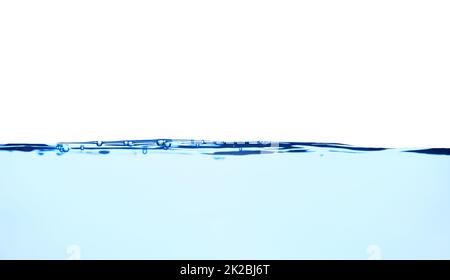 Hellblaue Wasserwelle mit Luftblasen und ein wenig Etwas unter Wasser gespritzt Stockfoto