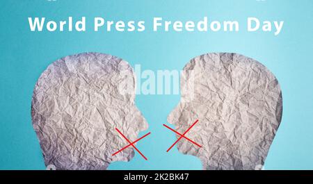 Zwei Silhouettengesichter sehen sich an, rotes Kreuz über dem Mund, freie Meinungsäußerung, Kultur absagen, zensierte Medien, Welttag der Pressefreiheit Stockfoto