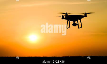 Quadrocoptern Silhouette vor dem Hintergrund der Sonnenuntergang Stockfoto