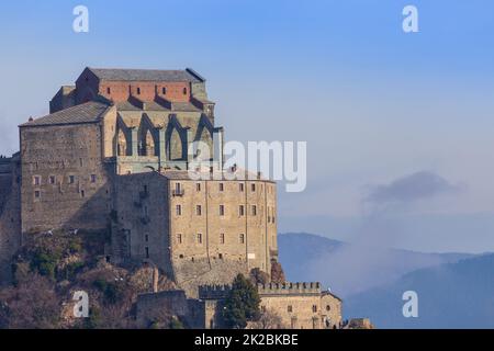 Abtei St. Michael, Sacra di San Michele, Italien. Mittelalterliches Klostergebäude. Stockfoto