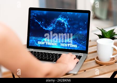 Softwaretest für handgeschriebene Schilder. Aktivität zur Geschäftsidee, um zu prüfen, ob die Ergebnisse mit der erwarteten Handschrift auf dem Laptop übereinstimmen, neben Kaffeebecher und Plant Working From Home. Stockfoto