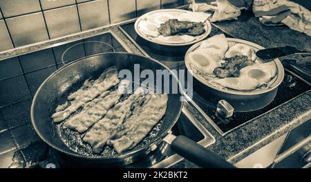 Spiegeleier machen Spiegeleier Schinkenwürste in der Pfanne. Stockfoto