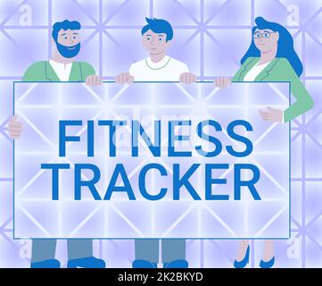 Schreiben zeigt Text Fitness Tracker an. Konzept bedeutet Gerät, das die tägliche körperliche Aktivität einer Person aufzeichnet drei Kollegen, die eine Präsentationstafel halten und neue Ideen zeigen. Stockfoto