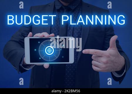Konzeptionelle Anzeige der Budgetplanung. Geschäftsidee die schriftliche Beschreibung des Bildschirms für den Mann mit aktuellen und zukünftigen Ausgaben des Mobiltelefons, auf dem die futuristische Technologie gezeigt wird. Stockfoto