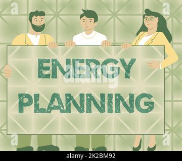 Schreiben mit Anzeige des Textes "Energieplanung". Ein Wort, das über die Erstellung einer Strategie und eines Plans für den Energieverbrauch geschrieben wurde. Drei Kollegen, die eine Präsentationsrunde mit neuen Ideen halten. Stockfoto