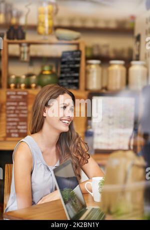 Es ist immer toll, alte Freunde zu treffen. Aufnahme einer zwei jungen Frau, die in einem Café spricht. Stockfoto