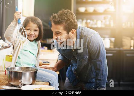 So stellen Sie den perfekten Pfannkuchenteig her. Aufnahme eines Vaters und einer Tochter, die zusammen Pfannkuchen backen. Stockfoto