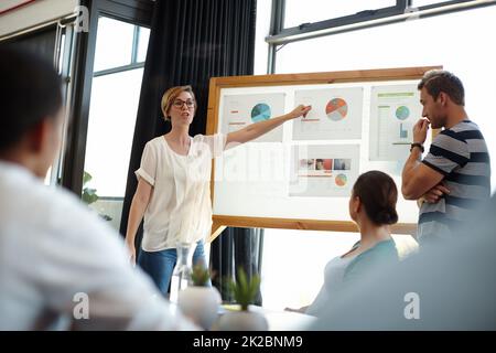 Sie alle haben ihre eigenen Ideen. Eine kurze Aufnahme junger Designer, die in ihrem Büro zusammenarbeiten. Stockfoto