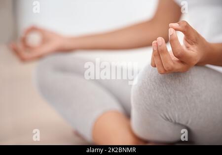 Innere Ruhe finden. Eine junge Frau, die zu Hause meditierte, schoss aus dem Film. Stockfoto