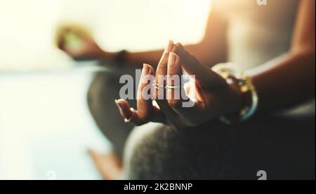 Du kannst alles tun, was du dir einlässt. Aufnahme einer jungen Frau, die im Studio Yoga praktiziert. Stockfoto