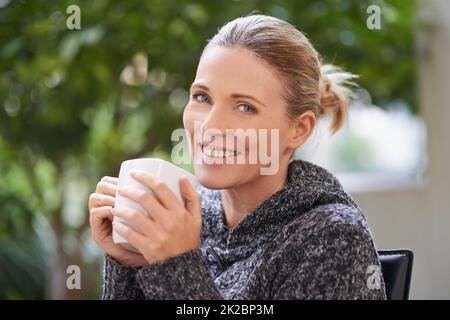 Glück ist nur ein Schluck entfernt. Aufnahme einer attraktiven reifen Frau, die in einem Spa ein heißes Getränk genießt. Stockfoto