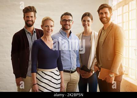 Das Team, dem Sie vertrauen können. Zugeschnittenes Porträt eines Geschäftsteams, das in seinem Büro steht. Stockfoto