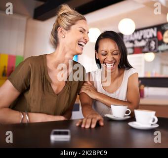 Du hast mich zerschlagen. Aufnahme von zwei Freunden, die gemeinsam in einem Café rumhängen. Stockfoto