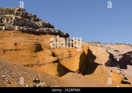 Klippe mit vulkanischem Tuff und Basaltikfelsen. Stockfoto