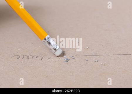 Radierstift mit Augenbrauenpapier Stockfoto