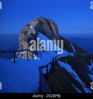 Oberhaupt, Gipfel des Pilatus in der blauen Stunde. Sonnenuntergangsszene in den Schweizer Alpen. Stockfoto