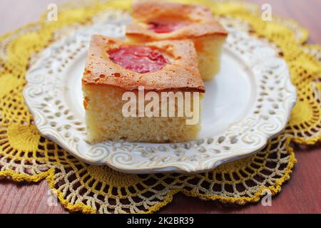 Eine Scheibe frischen Pflaumenkuchen auf weißem Teller Stockfoto