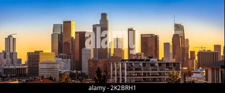 Panoramablick auf die Skyline von Los angeles bei Sonnenuntergang Stockfoto