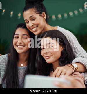 Ihr könnt diese besondere Bindung der Schwestern nicht brechen. Aufnahme von jungen Schwestern, die in einem Café zusammen Selfies machen. Stockfoto