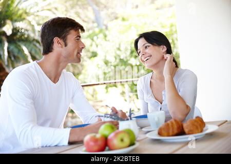 Frühstück mit Tiffany. Eine kurze Aufnahme eines glücklichen Paares, das im Freien viel Zeit miteinander verbringt. Stockfoto