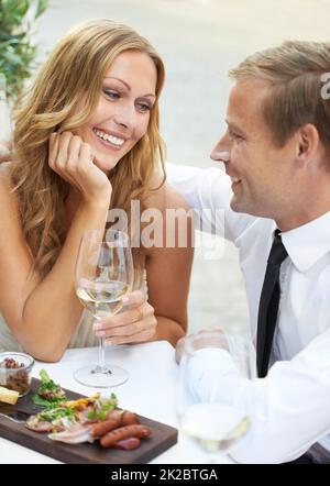 Hes alles, was ich will. Eine Frau genießt die Gesellschaft ihres Freundes in einem Restaurant. Stockfoto