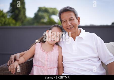 Hes mein Held. Ein junges Mädchen und ihr Großvater verbringen Zeit miteinander. Stockfoto