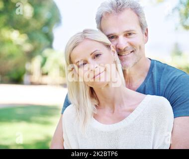 Liebe wie ihre kommt einmal im Leben. Ein reifes Paar, das einen gemeinsamen Tag im Park genießt. Stockfoto