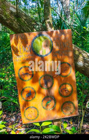 Informationen zum Sian Kaan Nationalpark Eingang willkommen Sing Board Mexiko. Stockfoto