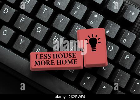 Handschrift Text Less House More Home. Wort in einer kleinen Familiengemeinschaft Binden und bleiben Sie zusammen, geben Sie Produkttitel und Beschreibungen ein, und geben Sie wichtige Datencodes ein Stockfoto