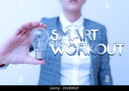 Inspiration mit Schild „Smart Workout“. Die Geschäftsidee hat ein Ziel gesetzt, das genau aufzeigt, was zu tun ist, um fit zu sein, Lady in Business Outfit zu sein und eine Lampe zu halten, die neue Technologieideen präsentiert Stockfoto