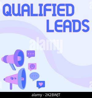 Schild mit qualifizierten Leads. Konzeptioneller Fotovortrag, der im Vergleich zu anderen Megaphone-Zeichnungen in der Chat Cloud als Kunde eingeschätzt wird. Stockfoto