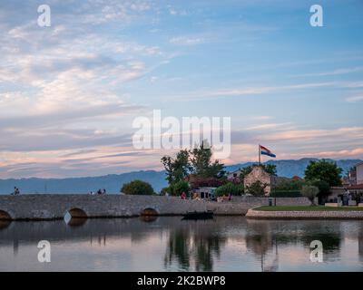 Historische Stadt Nin. Straße, Brücke und Tor. Kroatien Stockfoto