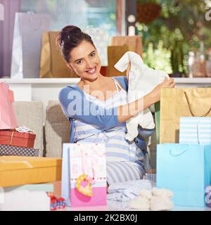 Ich werde das süßeste gekleidete Baby haben. Aufnahme einer jungen Schwangeren bei ihrer Babydusche. Stockfoto