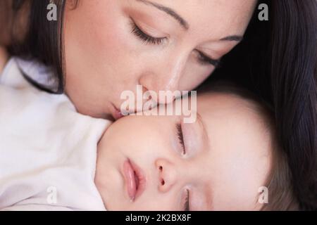 Nichts ist süßer. Aufnahme einer Mutter und ihres kleinen Babys. Stockfoto