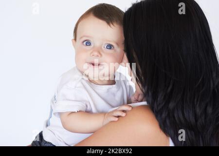 Nichts ist süßer. Aufnahme einer Mutter und ihres kleinen Babys. Stockfoto