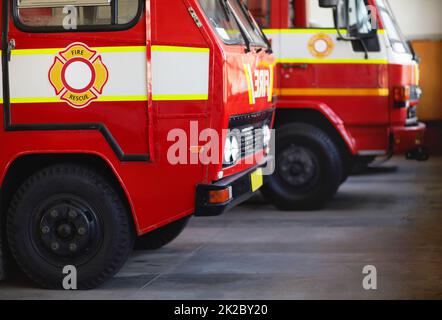 Bereit für Action. Kurzer Schuss geparkter Feuerwehrfahrzeuge. Stockfoto