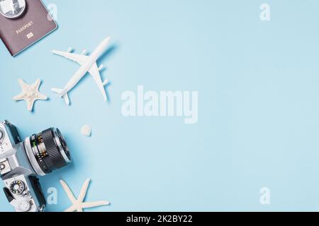 Kamerafilme, Flugzeug, Reisepass, Seesterne, Muscheln Reisende tropische Accessoires Stockfoto