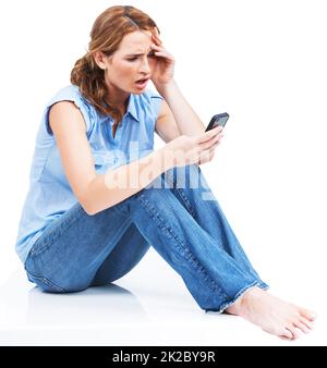 Trennung ist schwer zu nehmen - Beziehungen. Schöne junge Frau, die ungläubig eine Textnachricht liest. Stockfoto