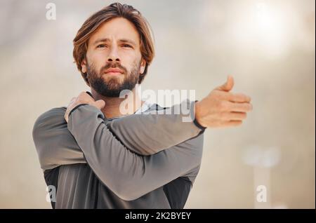 Mann Stretching für das Fitnesstraining in der Stadt, Laufen für Cardio-Training und Training für eine starke Körpermotivation. Engagement, gesunde und sportliche Läufer Stockfoto
