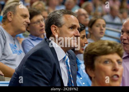 Chapel Hill, USA. 14. Oktober 2011. Lawrence 'Bubba' Cunningham, Sportdirektor der University of North Carolina, nimmt am 14. Oktober 2011 im Smith Center in Chapel Hill in Chapel Hill, North Carolina, die „Late Night with Roy Williams“ auf. (Foto von Robert Willett/Raleigh News & Observer/TNS/Sipa USA) Quelle: SIPA USA/Alamy Live News Stockfoto