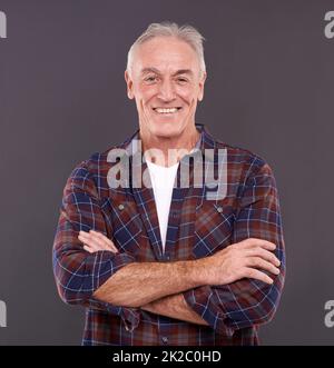 Es ist ein Wohlfühltag. Studioporträt eines selbstbewussten älteren Mannes vor grauem Hintergrund. Stockfoto