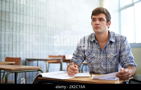 Widmet sich seiner Ausbildung. Aufnahme eines jungen Studenten, der in der Klasse studiert. Stockfoto