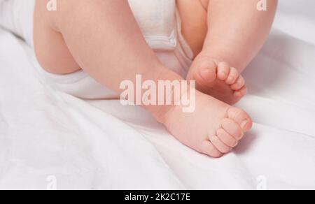 Diese Füße werden in die Zukunft gehen. Kurze Aufnahme von Beinen und Füßen eines Jungen in einem Studio. Stockfoto