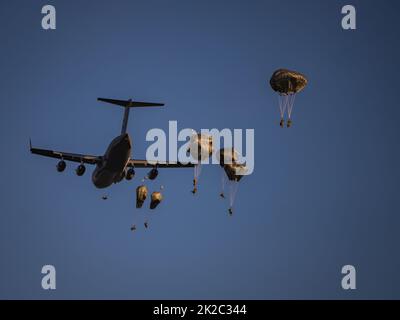 Fallschirmjäger der US-Armee, die 2. Bataillons zugewiesen wurden, 503. Airborne Infanterie-Regiment verlassen einen Globemaster von C17 im Rahmen der Übung Sabre Junction 2022 die Fallzone Hohenfels in Hohenfels, Deutschland. Sabre Junction 22 ist eine multinationale Rotationsübung, mit der die Bereitschaft der Luftbrigade 173. der US-Armee zur Durchführung einheitlicher Landoperationen in einem gemeinsamen, Kombinierte Umwelt und zur Förderung der Interoperabilität mit mehr als 4.500 Teilnehmern aus den USA und Alliierten sowie Partnerländern in den Trainingsbereichen Grafenwoehr und Hohenfels der US-Armee von August 29 bis September Stockfoto