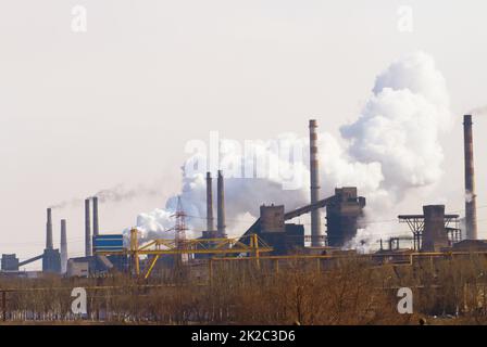 Die Luft wird immer wieder verschmutzt. Aufnahme der Luftverschmutzung über einem Industriegebiet. Stockfoto