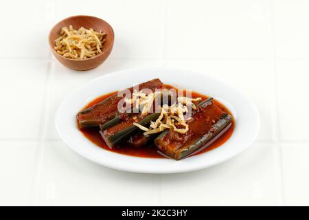 Terong Aubergine Balado. Gerichte aus West Sumatra aus gebratenen Auberginen mit Balado-Gewürzen aus würziger Chilisauce. Belag mit gebratenen Anchovy Stockfoto